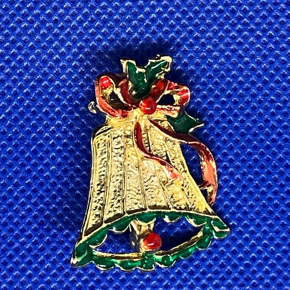 Vintage Christmas Brooch Fashion Pin Bell Good Toned Enamel Jingle Bells Holly